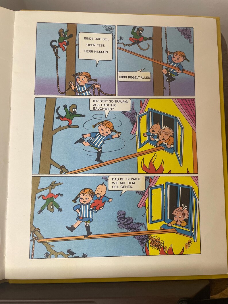 Puede incluir: Una p&aacute;gina de c&oacute;mic con paneles secuenciales. Una ni&ntilde;a con coletas con una camisa a rayas interact&uacute;a con un mono y otros personajes. Las burbujas de texto contienen frases en alem&aacute;n. Los paneles est&aacute;n sobre un fondo amarillo y azul.