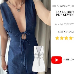 Op de afbeelding: Een donkerblauwe spijkerjurk met een diepe V-hals en twee strikbandjes in de taille. De afbeelding bevat de tekst: PDF SEWING PATTERN, LAYLA DRESS PDF SEWING, A4 + A0 PDF PATTERN, SIZE XS TO XL, WITH LONG VIDEO en een witte lijntekening.