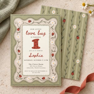 Può includere: Un biglietto d'invito rettangolare con centro color crema e bordo verde salvia decorato con coccinelle e margherite bianche. Il testo recita: Our little love bug is turning 1, join us to celebrate Sophia, Saturday, October 17, 2 PM.