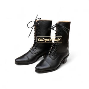 Könnte beinhalten: Ein Paar schwarze Schnürstiefel aus Leder mit spitzer Zehenpartie und kleinem Absatz. Die Stiefel haben ein klassisches Design mit mehreren Ösen für die Schnürsenkel. Der Text "Caligar Craft" ist auf der Seite der Stiefel zu sehen.