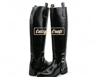 Puede incluir: Un par de botas altas de montar de cuero negro. Las botas tienen un aspecto elegante y pulido con hebillas y correas. El texto "Caligar Craft" es visible.