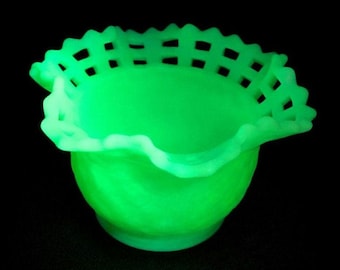 Fenton Custard Uranium Glass Open Lace Ruffled Rim 5.25" Bowl