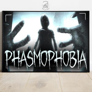 Könnte beinhalten: Schwarz-Weiß-Wandkunstdruck mit dem Wort "PHASMOPHOBIA" in einer verwitterten Schriftart. Das Bild zeigt eine schattenhafte Figur und große, ausgestreckte Hände mit einem Zeitstempel unten. Das Bild hat ein Horror-Thema.