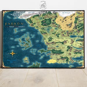 Op de afbeelding: Een ingelijste kaart van Faerûn, met een gedetailleerde fantasiewereld met landmassa's, oceanen en geografische kenmerken. De kaart heeft een gouden kompasroos en de tekst "Faerûn" en "Trackless Sea". Het kleurenpalet omvat blauw, groen en geel.