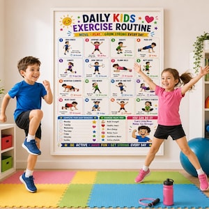 Op de afbeelding: Een wandposter getiteld DAILY KIDS EXERCISE ROUTINE met zestien geïllustreerde fysieke activiteiten met instructies, een wekelijkse checklist en motiverende tekst, in een witte lijst boven kleurrijke vloermatten.