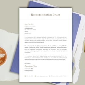 Könnte beinhalten: Formelle Empfehlungsschablone mit goldenem Stift, Kaffeetasse und blau-weißem Papier. Der Brief enthält Abschnitte für Empfängerdetails, Einleitung und wichtige Qualifikationen.