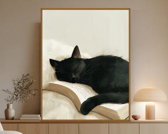 Peut inclure: Une illustration numérique encadrée représentant un chat noir uni dormant paisiblement sur un livre ouvert aux pages visibles. Le chat est positionné horizontalement au centre du livre, avec sa tête reposant sur le côté gauche.