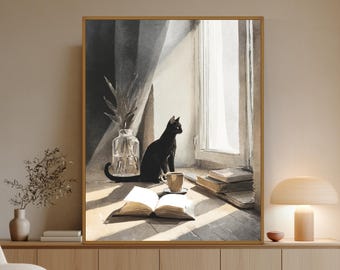 Peut inclure: Une impression d'art mural encadrée représentant un chat noir assis sur un rebord de fenêtre à côté d'un vase en verre transparent avec de la verdure, une petite tasse de café et un livre ouvert. La lumière du soleil traverse la fenêtre.