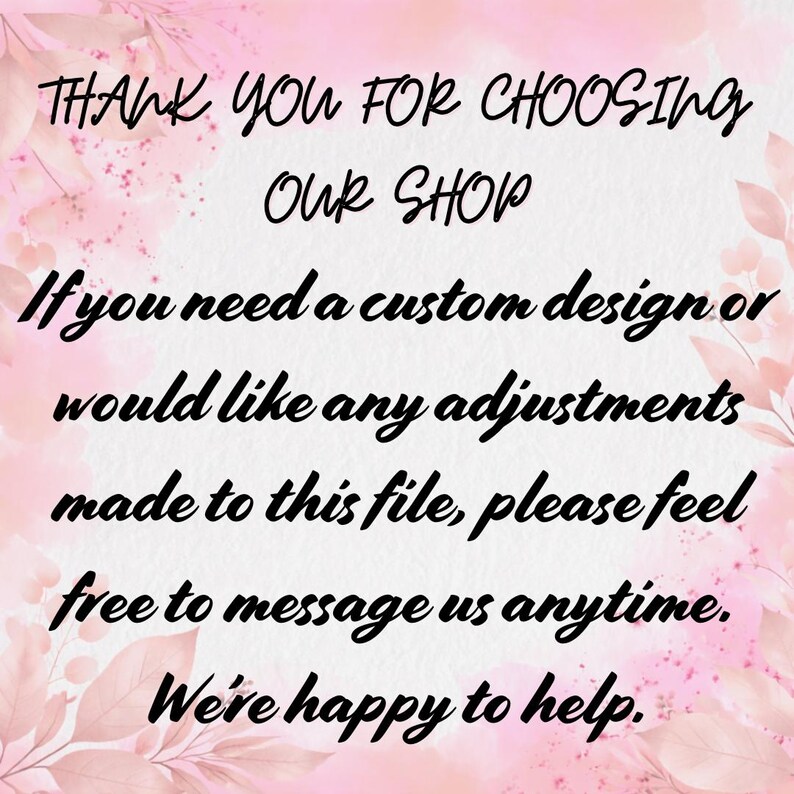 Może przedstawiać: Grafika cyfrowa z tekstem "THANK YOU FOR CHOOSING OUR SHOP" w czarnym skrypcie. Dodatkowy tekst oferuje niestandardowe usługi projektowe i pomoc. Tło przedstawia miękki r&oacute;żowy akwarelowy wz&oacute;r kwiatowy.