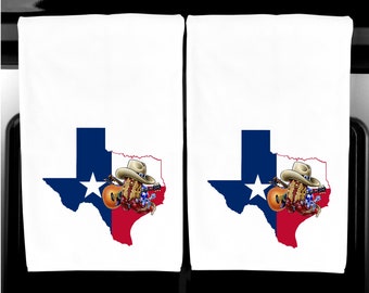 Peut inclure: Deux torchons de cuisine blancs avec le drapeau de l'État du Texas. Chaque torchon présente un dessin animé d'un squelette de cow-boy jouant de la guitare, portant un chapeau et des bottes. Le drapeau du Texas est en arrière-plan.