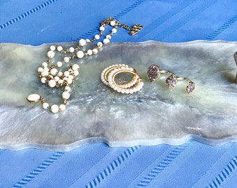 Geode Resin Tablett mit Griffen: Grauer & silberner Achat-Untersetzer