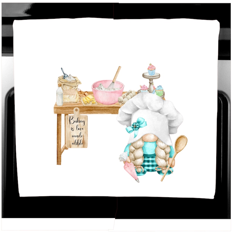 K&ouml;nnte beinhalten: Ein wei&szlig;es K&uuml;chentuch mit einer Aquarellillustration eines backenden Gnom. Der Gnom tr&auml;gt eine Kochm&uuml;tze und h&auml;lt einen Holzl&ouml;ffel und einen Spritzbeutel. Ein Holztisch zeigt Backzutaten und den Text "Baking is love made edible."