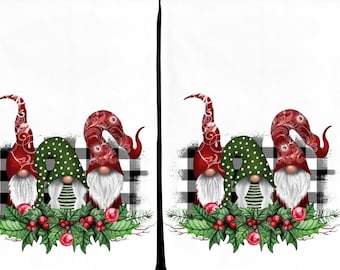 Puede incluir: Dos toallas de cocina blancas con un fondo de cuadros de búfalo blanco y negro. Tres gnomos con sombreros rojos, barbas blancas y sombreros con patrones verdes y blancos están de pie frente a una rama de acebo verde con bayas rojas.