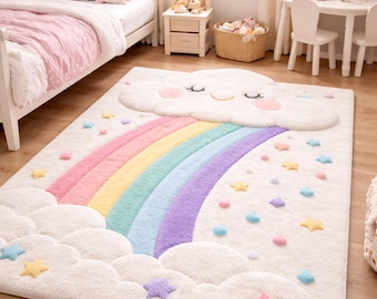 Könnte beinhalten: Ein rechteckiger Teppich mit Regenbogenmuster und flauschigem Wolkendetail. Der Regenbogen hat Pastelltöne von Rosa, Gelb, Grün und Lila. Der Teppich ist mit Stern- und Punktakzenten verziert. Er liegt auf einem Holzboden und schafft eine verspielte Ästhetik.