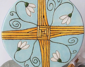Keramik Brigits Kreuz Kunst Fliese mit Ständer, Imbolc, Pagan Altar, keltische Göttin, Schneeglöckchen, Frühlingsgöttin, Brigid, Braut, Brighid