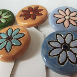 Ceramic Pottery Daisy Bookmark, Daisy Accessories, Flower Bookmark, Book Accessories, Page Marker, Reading Accessories, Paper Clip Bookmark