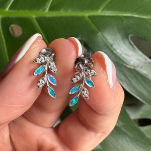 Örhängen i sterlingsilver med blå opalblad – Naturbotaniska smycken