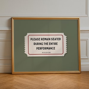 Può includere: Una stampa incorniciata con bordo dorato e sfondo verde. La stampa presenta un design bianco a forma di biglietto con il testo "PLEASE REMAIN SEATED DURING THE ENTIRE PERFORMANCE" e "NO EXCEPTIONS" in nero.