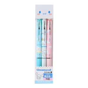 Könnte beinhalten: Ein Set aus drei Frixion-Gelschreibern in einer vertikalen Kartonverpackung mit Cinnamoroll-Grafiken. Die Stifte sind hellblau, weiß und rosa mit 0,5 mm schwarzer Tinte. Die Verpackung zeigt den Text Cinnamoroll, 0,5 mm und Frixion.