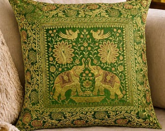 Handgemaakte Indiase kussenhoes: Groene zijden kussenhoes met pauwen- en olifantenmotief, 16 x 16 inch