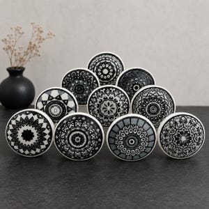 Zestaw czarno-białych gałek z mandalą, ręcznie robione ceramiczne uchwyty do szuflad w stylu boho, rustykalny wystrój szafki, akcesoria do komody, akcenty kuchenne