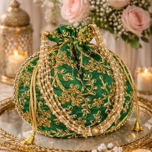 Puede incluir: Un juego de tres tazas de cerámica con un acabado moteado y mate. Las tazas son en tonos crema, gris claro y gris oscuro. Cada taza tiene un diseño simple y minimalista, ideal para café o té.