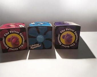 NeeDoh Fuzz Ball Flower Power Squishy – Mjuk, luddig sensorisk fidgetleksak | Stresslindrande klämboll | Groovy Flower Design
