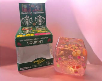 Starbucks Strawberry Açaí Lemonade Squishy Better als NeeDoh Netter Würfel - Zucker gefüllter langsamer Rise Sensorisches Spielzeug