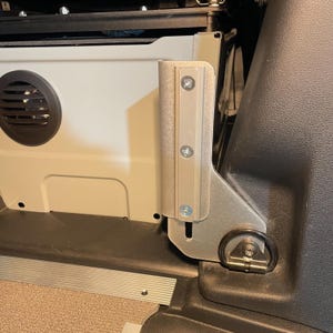 Soporte de mesa para pilar B sin taladro para Lagun - Mercedes Sprinter 2007-2026 (VS30 y NCV3) - Reversible para conductor y pasajero - Stoutlander - Fabricado en EE. UU.