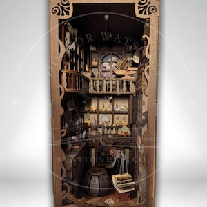 Könnte beinhalten: Detailliertes Holz-Diorama eines Geschäftsinneren mit mehreren Ebenen mit Miniaturmöbeln, Regalen und dekorativen Gegenständen. Das Diorama enthält den Text "OR WATSON STATIONERY CO."