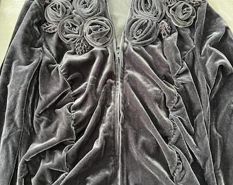Elegant Gray Velvet 2-Piece Set – Ruffle Jacket w/ Floral Detail & Pants – Soft