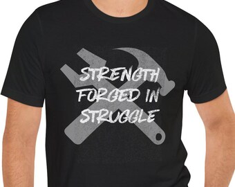 T-shirt Strength Forged in Struggle - T-shirt gris foncé à col bleu