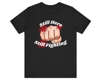 Fortfarande här, fortfarande kämpande t-shirt • Motiverande grafisk t-shirt