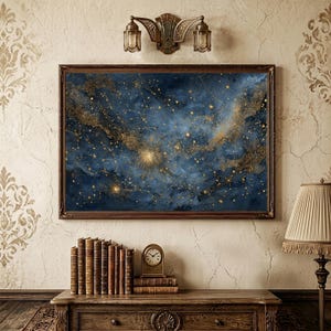 Pode incluir: Uma peça de arte de parede retangular com um fundo de nebulosa abstrata em azul marinho profundo e índigo escuro, com glitter dourado espalhado e pontos metálicos dourados, emoldurada em madeira castanho-escura com detalhes esculpidos.