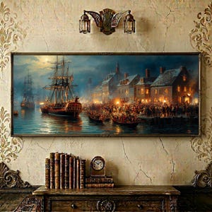 Op de afbeelding: Een rechthoekige wandkunstprint met een historische haven met een groot zeilschip, kleinere boten en een menigte mensen bij gebouwen in koloniale stijl in de nacht. Het kunstwerk hangt boven een houten consoletafel met boeken en een klok.