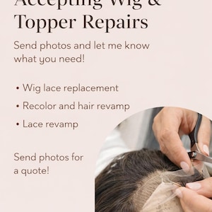 Op de afbeelding: Een lichtgekleurde informatieve afbeelding met donkere tekst: Accepting Wig & Topper Repairs, Send photos and let me know what you need!, Wig lace replacement, Recolor and hair revamp, Lace revamp, Send photos for a quote!. Een gedeeltelijk beeld van een pruik op een etalagepophoofd toont een naald en draad die worden gebruikt om het kant te repareren.