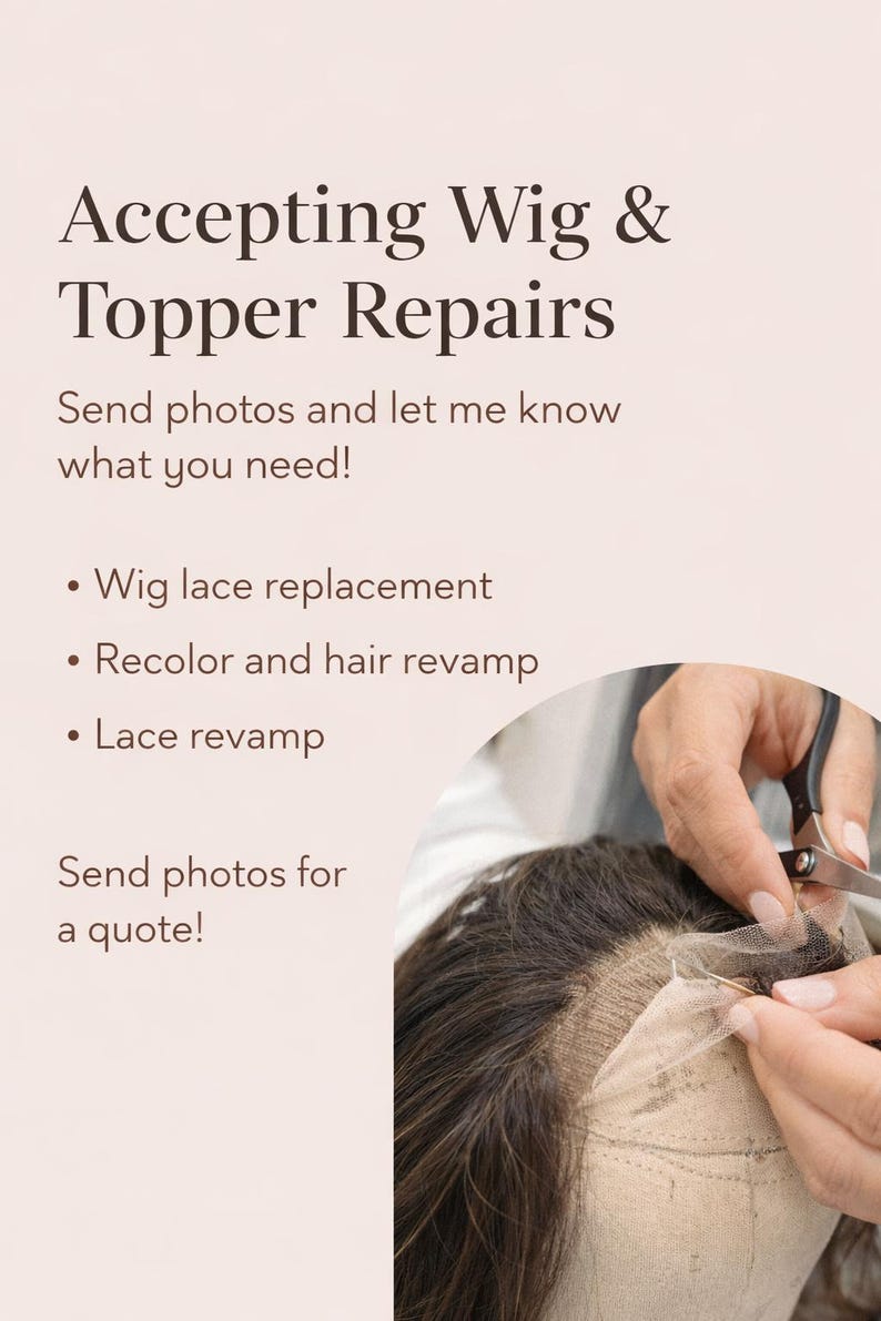 Op de afbeelding: Een lichtgekleurde informatieve afbeelding met donkere tekst: Accepting Wig & Topper Repairs, Send photos and let me know what you need!, Wig lace replacement, Recolor and hair revamp, Lace revamp, Send photos for a quote!. Een gedeeltelijk beeld van een pruik op een etalagepophoofd toont een naald en draad die worden gebruikt om het kant te repareren.