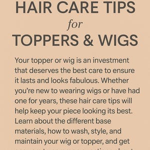 Op de afbeelding: Een beige informatiekaart met donkerbruine tekst getiteld ESSENTIAL HAIR CARE TIPS for TOPPERS & WIGS. De tekst biedt richtlijnen voor het onderhoud van haarstukken, inclusief wassen, stylen en informatie over basismaterialen.