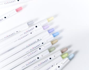 Può includere: Una collezione di penne bianche Zebra Clickart con punte di vari colori pastello, tra cui rosa, giallo, blu e verde. Le penne sono disposte diagonalmente su uno sfondo bianco, mostrando il loro design e la varietà di colori.