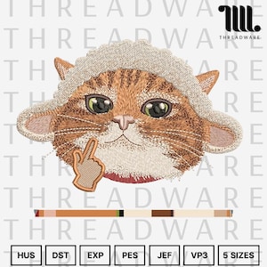 Op de afbeelding: Geborduurd ontwerp van een kat met een hoed die een vredesteken geeft. De kat heeft oranje en witte vacht met groene ogen. Het ontwerp bevat de tekst "THREADWARE" en verschillende bestandsformaten.