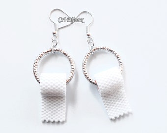 Boucles d'oreilles papier toilette humour tissées avec perles, bijoux humoristique uniques et originales cadeau symbolique pour femme amie