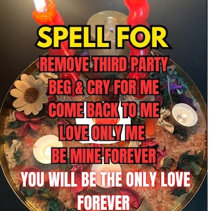 Könnte beinhalten: Eine goldene Schale mit getrockneten Blumen, Kristallen und brennenden Kerzen. Der Text "SPELL FOR" steht oben, gefolgt von Sätzen wie "REMOVE THIRD PARTY" und "BE MINE FOREVER". Zwei rote Kerzen brennen.