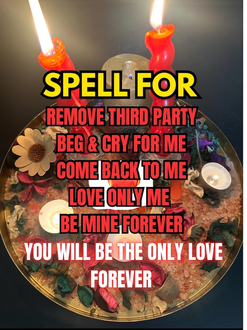 Op de afbeelding: Een spirituele opstelling met een gouden dienblad gevuld met gedroogde bloemen, kristallen en brandende kaarsen. De tekst "SPELL FOR" staat bovenaan, gevolgd door zinnen als "REMOVE THIRD PARTY" en "BE MINE FOREVER". Twee rode kaarsen zijn aangestoken.