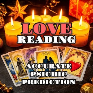 Może przedstawiać: Obraz z zapalonymi świecami, kartami tarota i słowami "LOVE READING," "ACCURATE," "PSYCHIC," i "PREDICTION." Karty tarota przedstawiają różne ilustracje, sugerując wróżenie lub usługę wróżbiarską.