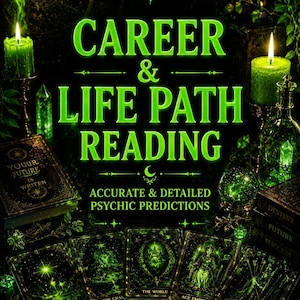 Könnte beinhalten: Ein dunkles, mystisches Bild mit grünen Kerzen, Tarotkarten und dem Text "CAREER & LIFE PATH READING". Die Karten zeigen komplizierte Illustrationen, die von grünem Licht beleuchtet werden, was auf eine Wahrsagung hindeutet.
