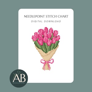 以下が含まれることがあります： デジタルクロスステッチチャート。ピンクのチューリップのピクセル化された花束が、茶色の紙で包まれ、ピンクのリボンで結ばれています。「Needlepoint Stitch Chart Digital Download」の文字が含まれています。ロゴ「AB」が左下にあります。