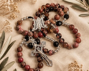 Chapelet artisanal en rhodonite naturelle, avec perles de cristal noir, chapelet catholique.