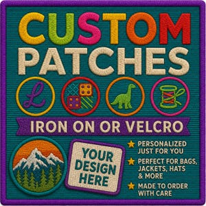 Könnte beinhalten: Ein quadratisches besticktes Aufnäher-Display mit dem Text CUSTOM PATCHES in bunten Buchstaben sowie kleineren runden Aufnähern mit einem Buchstaben L, Würfeln, einem Dinosaurier und einer Garnrolle. Enthält den Text IRON ON OR VELCRO.