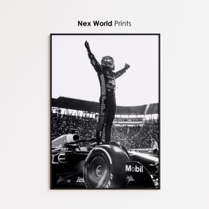 Può includere: Stampa incorniciata in bianco e nero di un pilota di Formula 1 che festeggia su un'auto da corsa. La stampa include il testo "Nex World Prints". L'auto mostra i loghi degli sponsor.