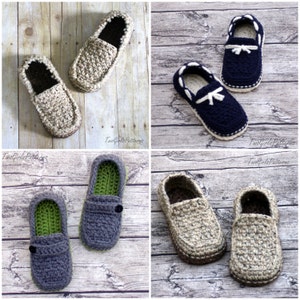 Puede incluir: Cuatro pares de zapatillas de crochet en diferentes colores y estilos. Las zapatillas est&aacute;n hechas con un hilo texturizado y tienen un dise&ntilde;o sencillo. Las zapatillas se muestran sobre un fondo de madera.